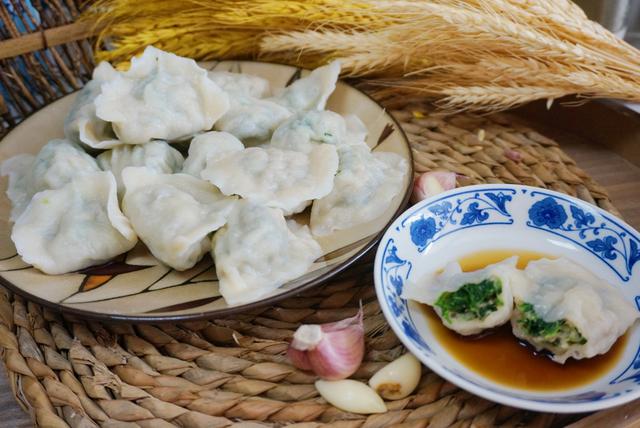 這菜別再炒著吃了，用它包餃子特別香，餡兒鮮嫩又多汁