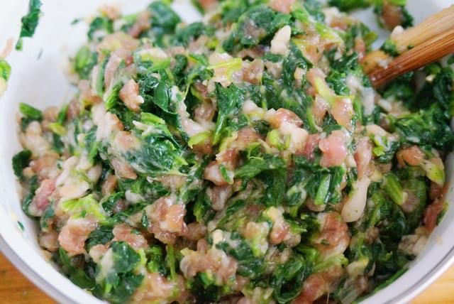 這菜別再炒著吃了，用它包餃子特別香，餡兒鮮嫩又多汁