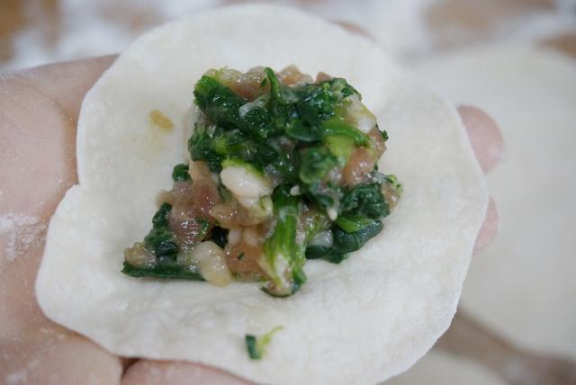 這菜別再炒著吃了，用它包餃子特別香，餡兒鮮嫩又多汁