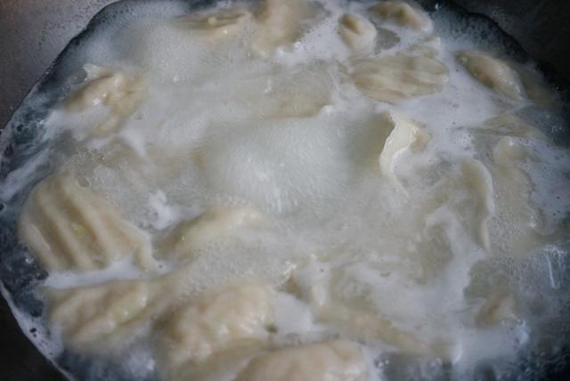 這菜別再炒著吃了，用它包餃子特別香，餡兒鮮嫩又多汁