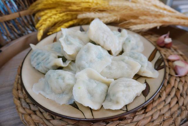 這菜別再炒著吃了，用它包餃子特別香，餡兒鮮嫩又多汁