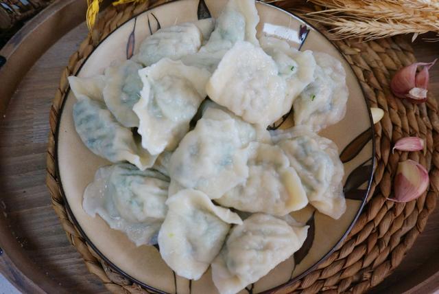 這菜別再炒著吃了，用它包餃子特別香，餡兒鮮嫩又多汁