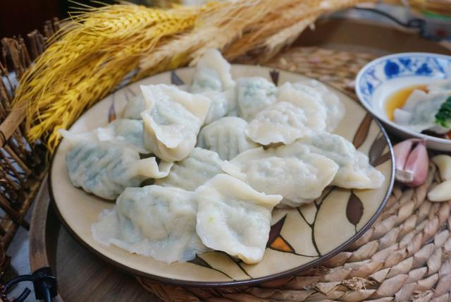 這菜別再炒著吃了，用它包餃子特別香，餡兒鮮嫩又多汁