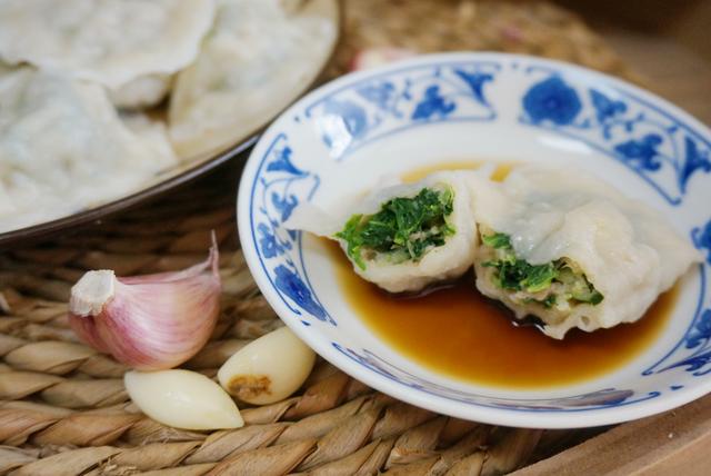 這菜別再炒著吃了，用它包餃子特別香，餡兒鮮嫩又多汁