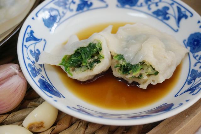 這菜別再炒著吃了,用它包餃子特別香,餡兒鮮嫩又多汁