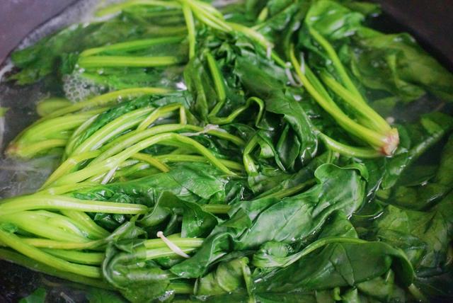 這菜別再炒著吃了，用它包餃子特別香，餡兒鮮嫩又多汁