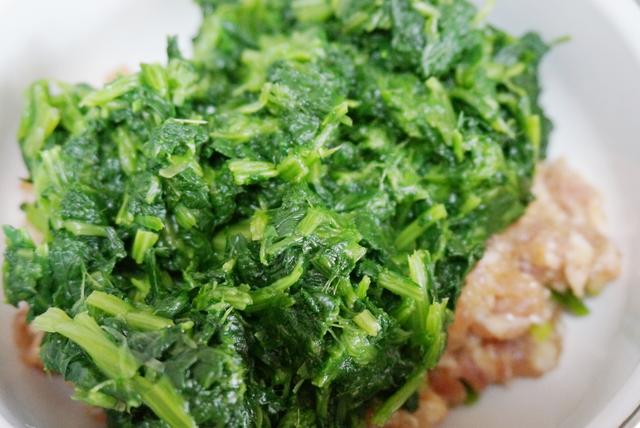 這菜別再炒著吃了，用它包餃子特別香，餡兒鮮嫩又多汁