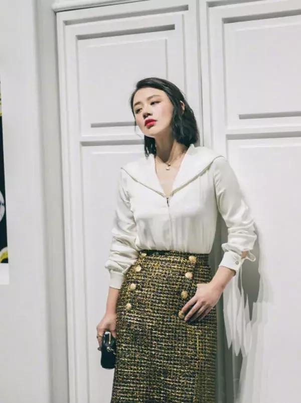 這樣一件有仙氣的絲質襯衫絕對能夠滿足你對時髦好看的所有想像