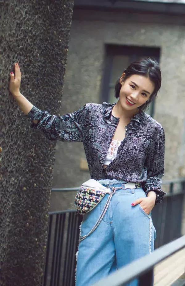 這樣一件有仙氣的絲質襯衫絕對能夠滿足你對時髦好看的所有想像