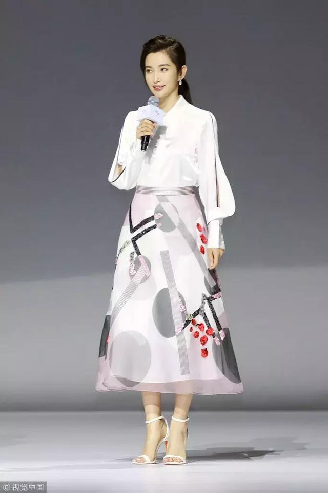 這樣一件有仙氣的絲質襯衫絕對能夠滿足你對時髦好看的所有想像