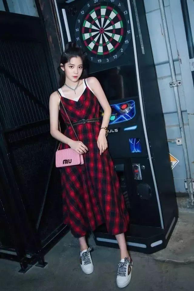 連衣裙+運動鞋=2018最in穿法，時髦又有女人味