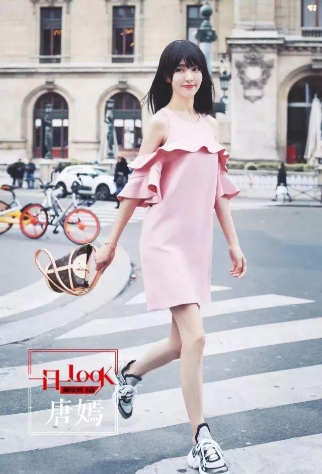 連衣裙+運動鞋=2018最in穿法，時髦又有女人味