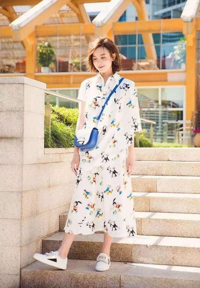 連衣裙+運動鞋=2018最in穿法，時髦又有女人味