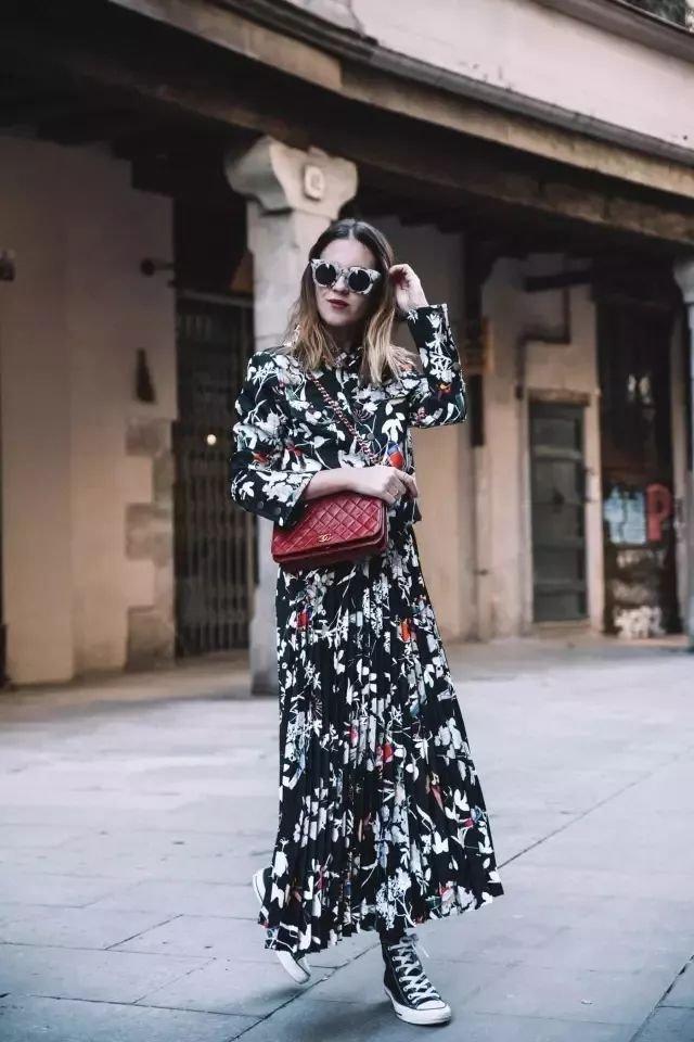 連衣裙+運動鞋=2018最in穿法，時髦又有女人味