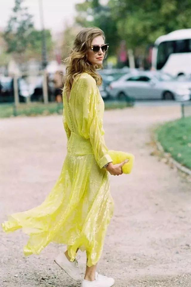 連衣裙+運動鞋=2018最in穿法，時髦又有女人味