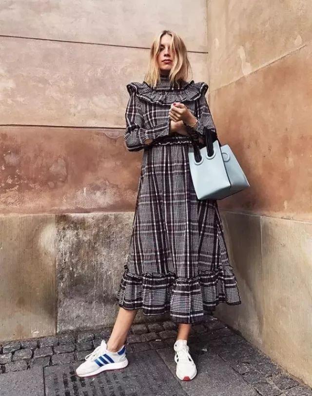 連衣裙+運動鞋=2018最in穿法，時髦又有女人味