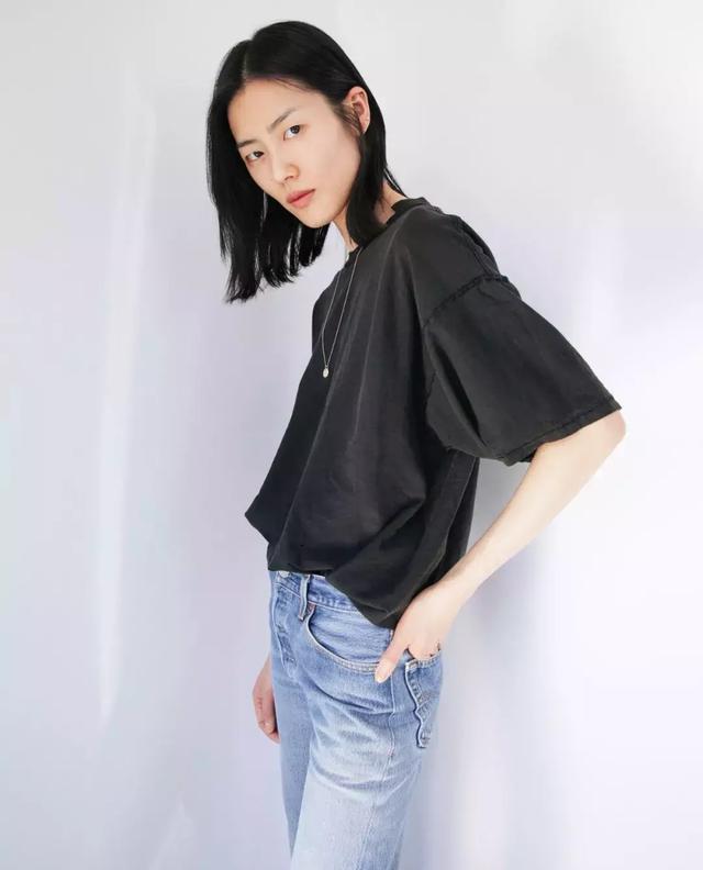 這件時髦的黑T卹可以輕鬆搭配你衣櫥裡的所有的單品