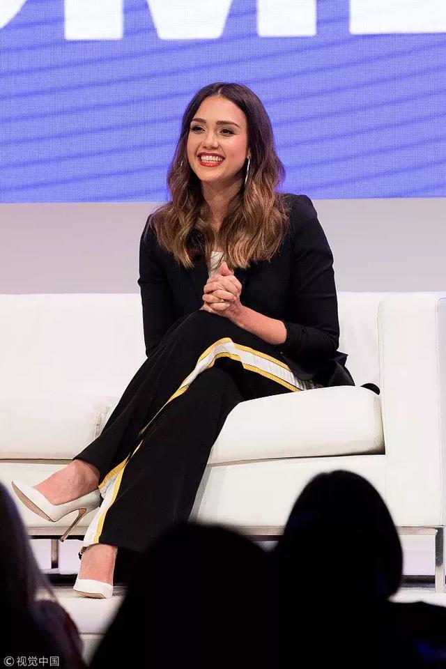 也許你不知道這些女明星身材並不完美只是會穿衣服而已