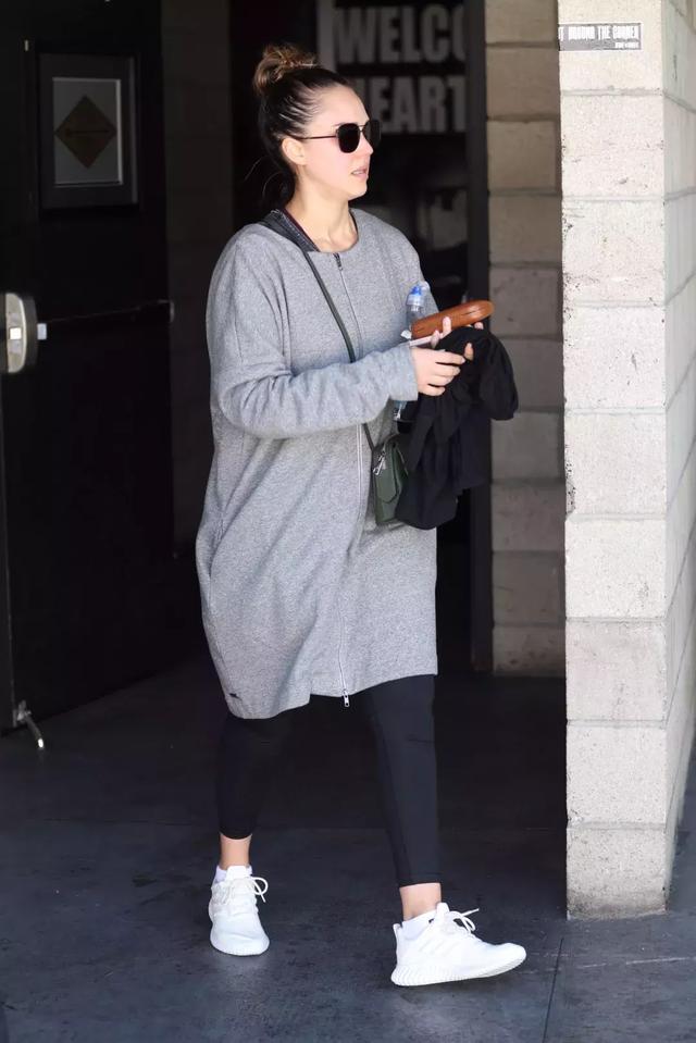 也許你不知道這些女明星身材並不完美只是會穿衣服而已