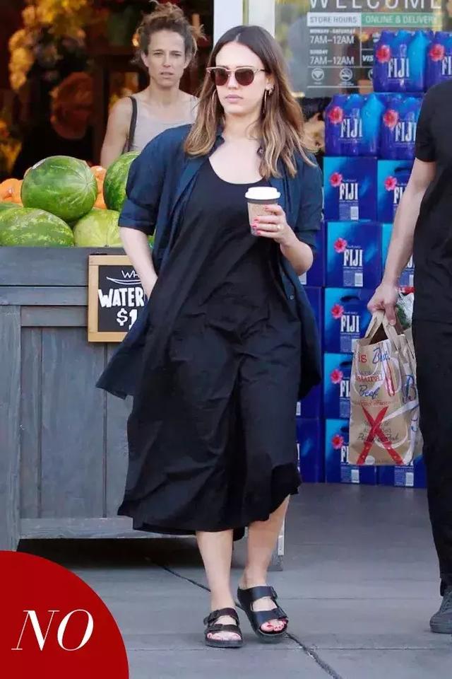 也許你不知道這些女明星身材並不完美只是會穿衣服而已