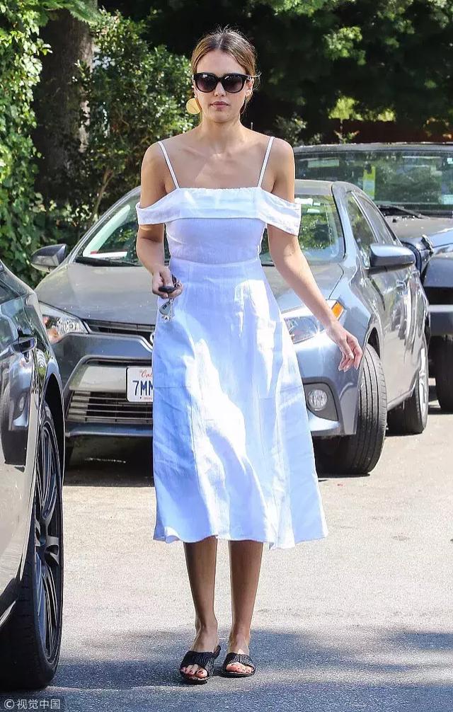 也許你不知道這些女明星身材並不完美只是會穿衣服而已