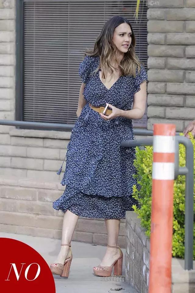 也許你不知道這些女明星身材並不完美只是會穿衣服而已