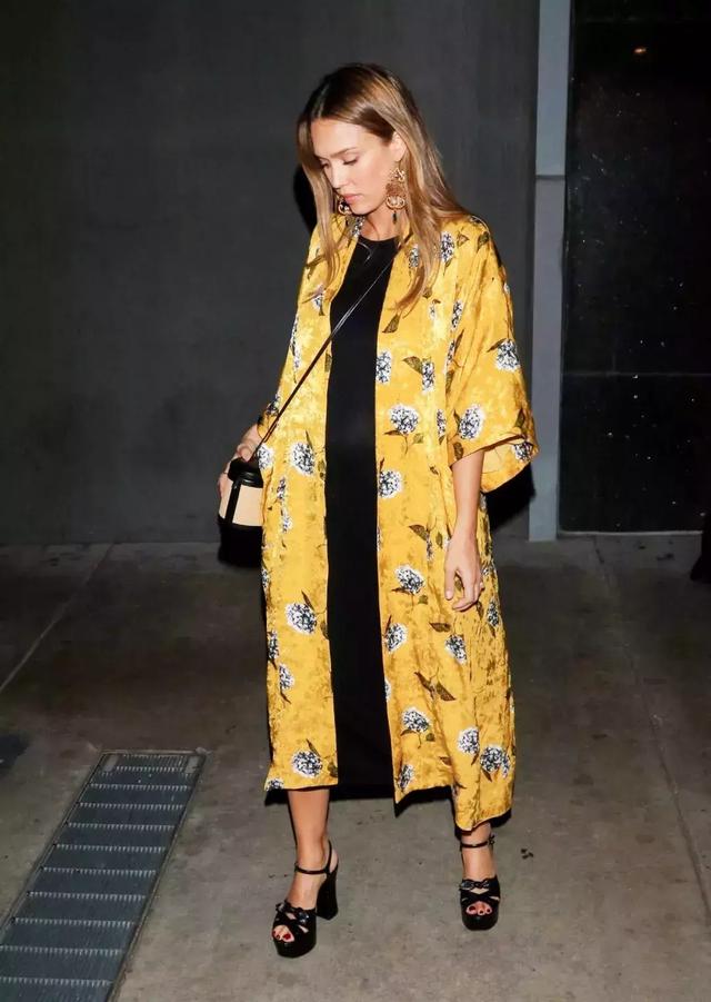 也許你不知道這些女明星身材並不完美只是會穿衣服而已