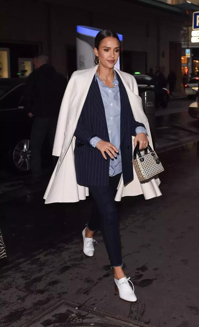 也許你不知道這些女明星身材並不完美只是會穿衣服而已