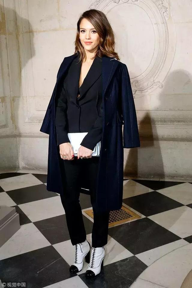 也許你不知道這些女明星身材並不完美只是會穿衣服而已