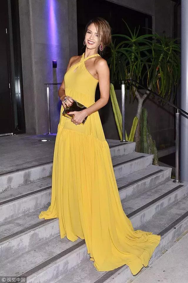 也許你不知道這些女明星身材並不完美只是會穿衣服而已