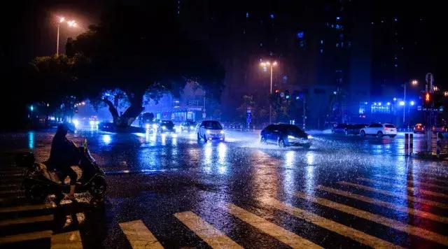 女孩被壓車底，路人奮力營救，最後發現被救孩子是自己的女兒