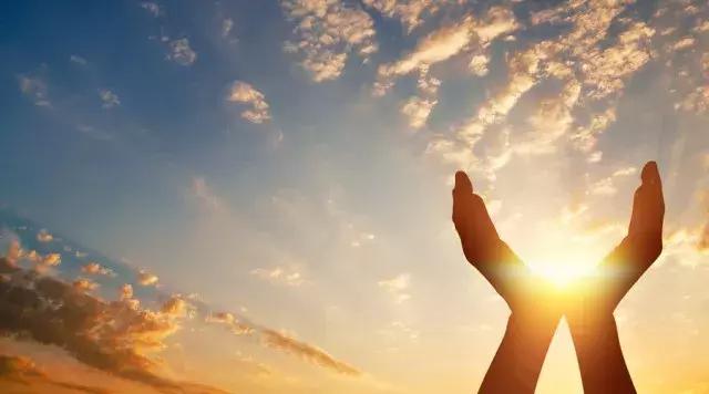 女孩被壓車底，路人奮力營救，最後發現被救孩子是自己的女兒