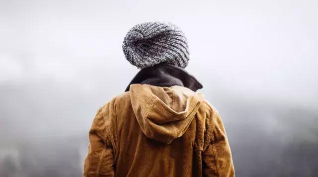 女孩被壓車底，路人奮力營救，最後發現被救孩子是自己的女兒