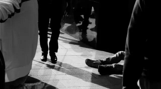 女孩被壓車底，路人奮力營救，最後發現被救孩子是自己的女兒