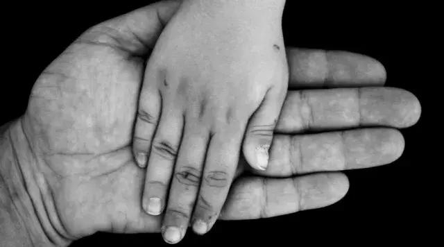 女孩被壓車底，路人奮力營救，最後發現被救孩子是自己的女兒