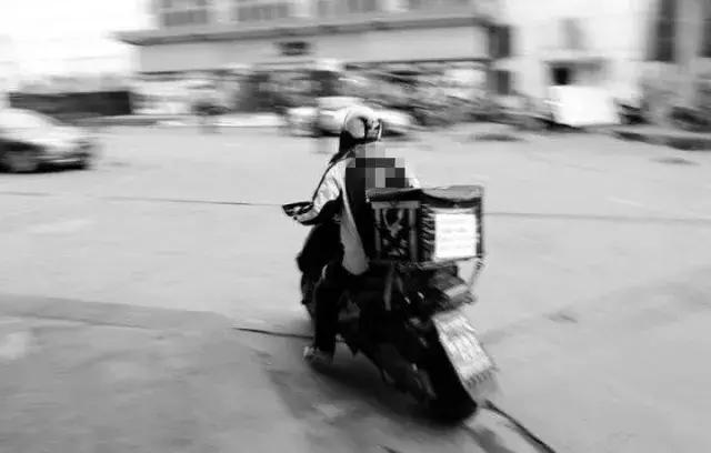 女孩被壓車底，路人奮力營救，最後發現被救孩子是自己的女兒