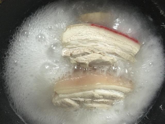 五花肉別炒著吃了，試試這種做法，皮脆肉爛，越嚼越香，好吃不膩