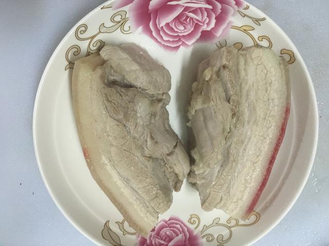 五花肉別炒著吃了，試試這種做法，皮脆肉爛，越嚼越香，好吃不膩