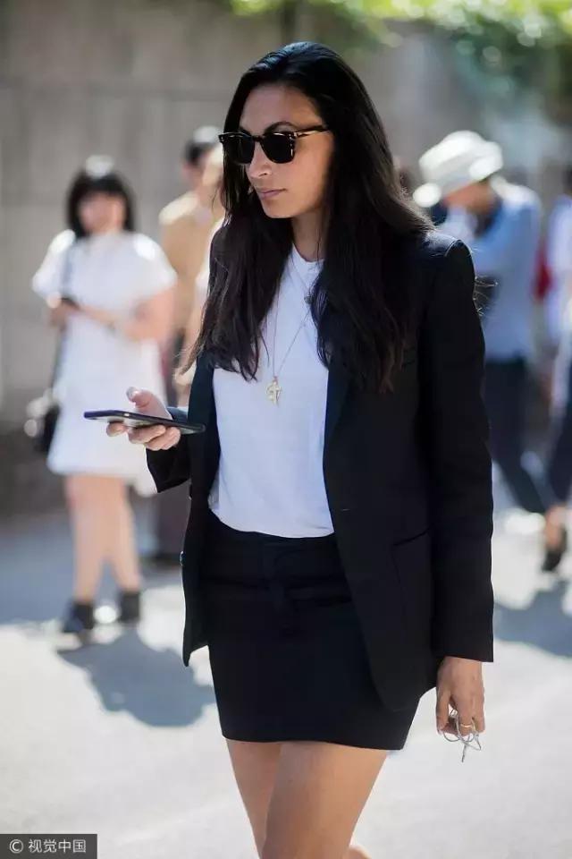 T卹搭半裙，這個簡單基礎的穿搭到底怎樣才能漂亮又時髦？