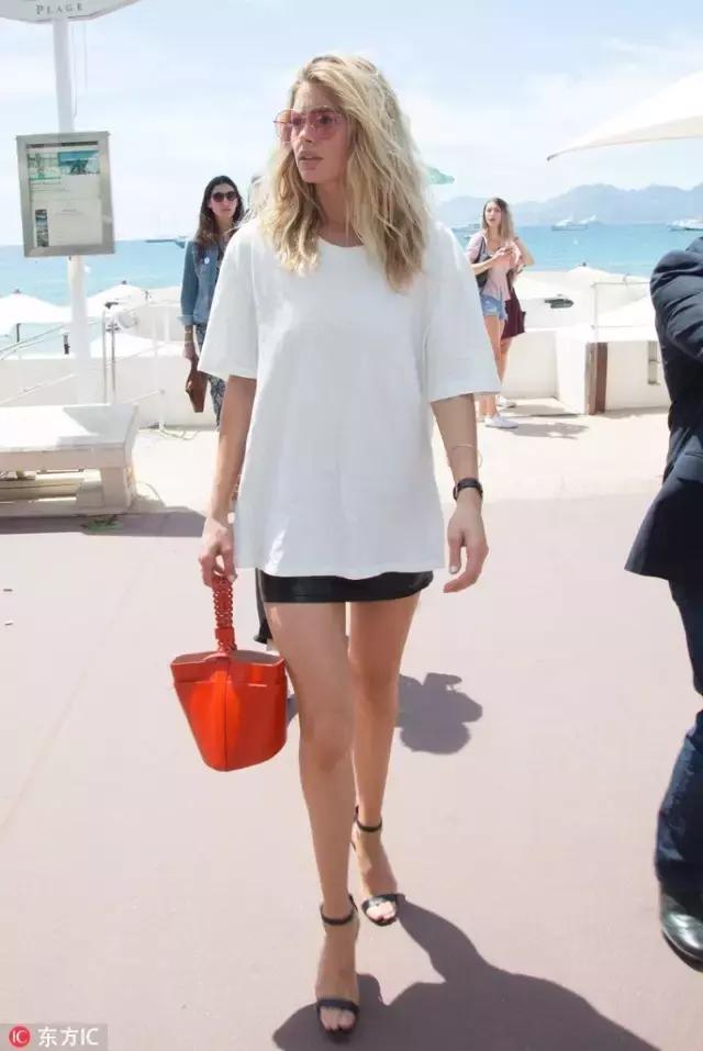 T卹搭半裙，這個簡單基礎的穿搭到底怎樣才能漂亮又時髦？