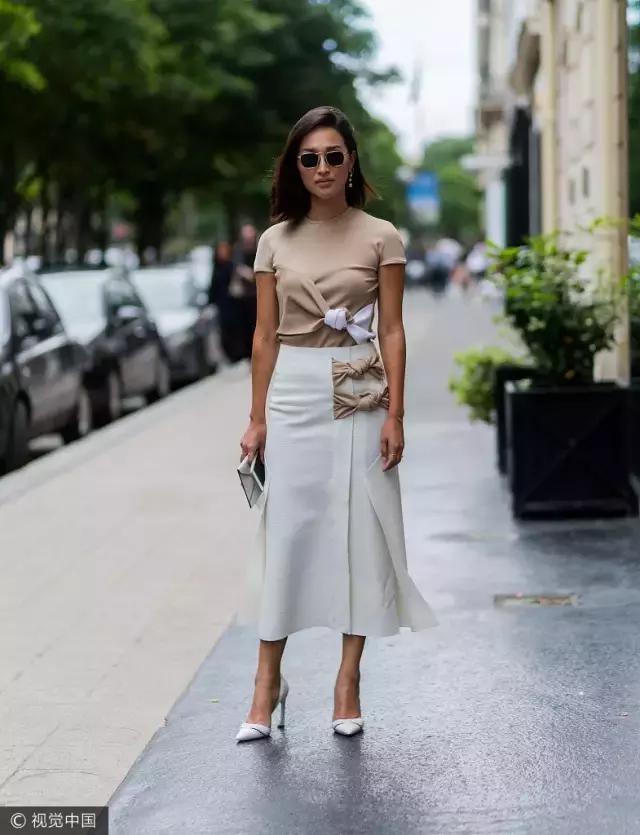 T卹搭半裙，這個簡單基礎的穿搭到底怎樣才能漂亮又時髦？