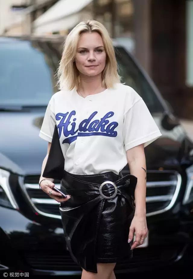 T卹搭半裙，這個簡單基礎的穿搭到底怎樣才能漂亮又時髦？