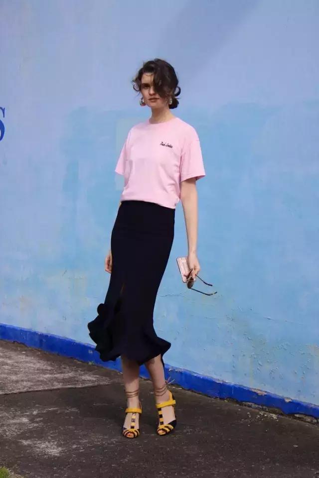 T卹搭半裙，這個簡單基礎的穿搭到底怎樣才能漂亮又時髦？