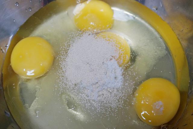 1碗麵粉，4個雞蛋，不用烤箱，不加一滴水，輕鬆做出鬆軟小麵包