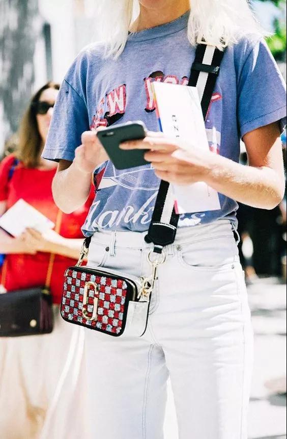 別老穿白T了，2018夏季彩色T卹會讓你有不一樣的時髦哦～