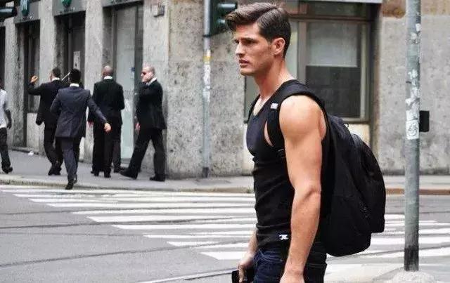 男人穿背心，到底帥不帥？