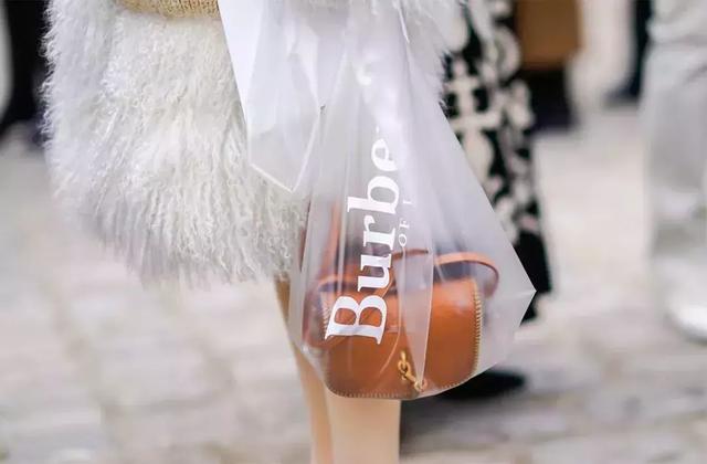 PVC透明包包這麼火,選對4種就夠了!