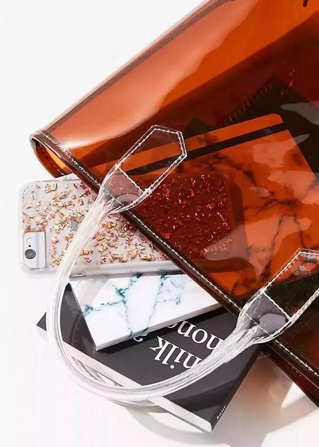 PVC透明包包這麼火,選對4種就夠了!