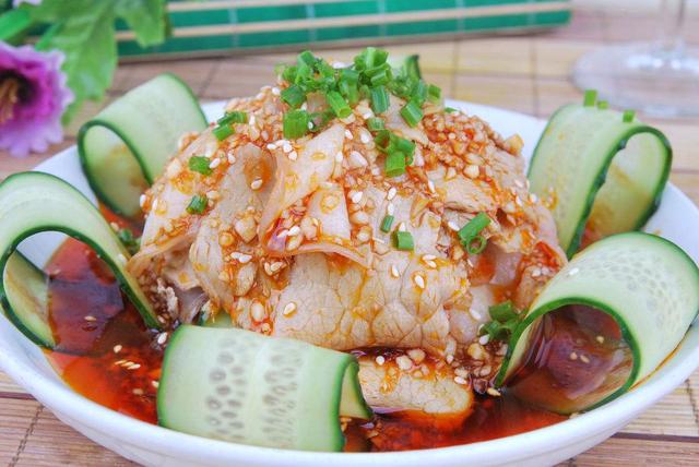 這樣做蒜泥白肉，蒜香濃厚、肥而不膩，吃完一盤還想用湯汁拌涼麵