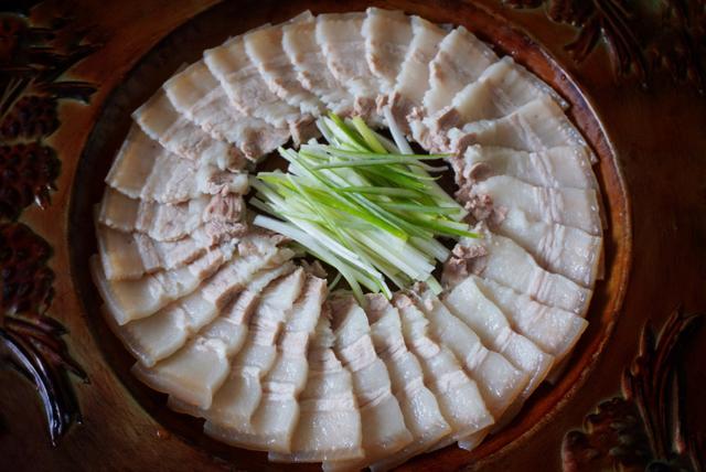 這樣做蒜泥白肉，蒜香濃厚、肥而不膩，吃完一盤還想用湯汁拌涼麵